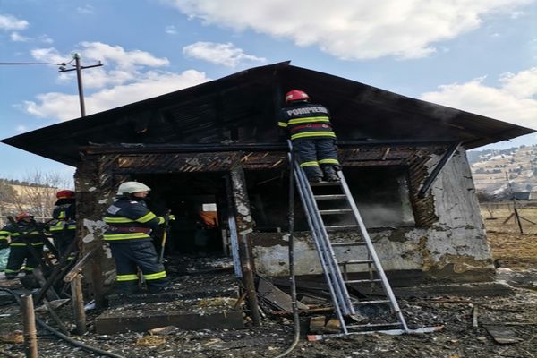 O femeie a rămas fără locuință din cauza unei lumânări lăsată nesupravegheată