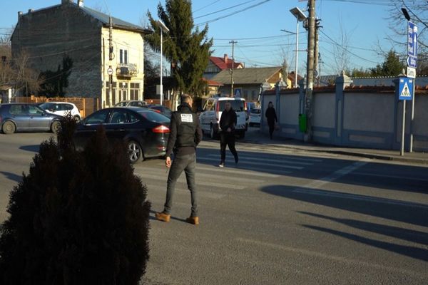 Un adolescent neatent a ajuns la spital după ce a traversat strada prin loc nepermis