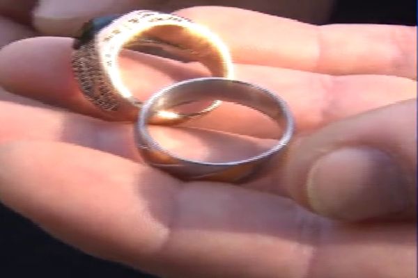 Cum a fost păcălit un bărbat din Alba de niște escroci să plătească pe gablonțuri cât pe aur