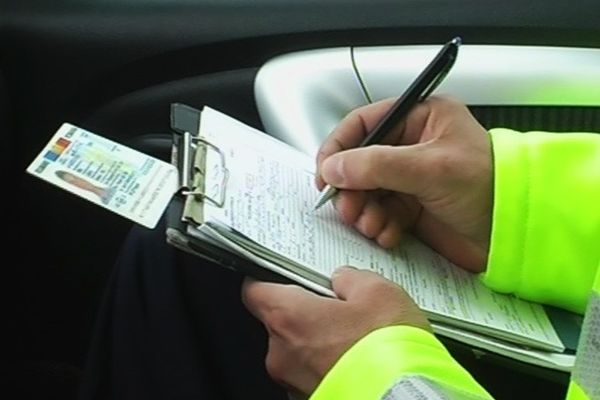 Reguli noi pentru românii care contestă amenzile contravenționale, inclusiv cele de circulație. Modificări aprobate de Parlament