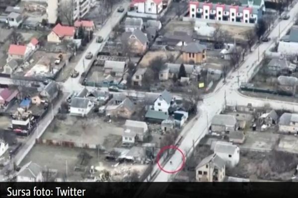 VIDEO | Momentul în care soldații ruși trag într-un biciclist, în Bucha - Imagini filmate cu drona