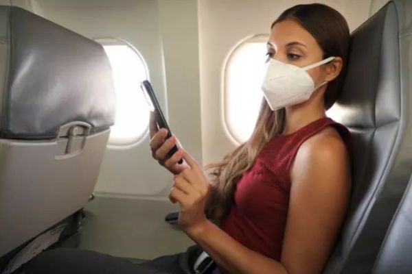 Aeroporturile europene renunță la masca de protecție