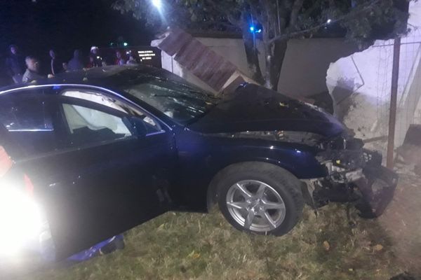 Atât de beat că s-a oprit cu mașina într-un gard