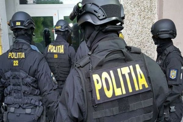 Percheziții la traficanții de droguri! Ce au găsit polițiștii