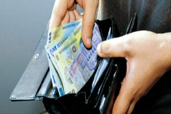 Românii, codași la investiții și economii: una din trei persoane trăiește de la un salariu la altul. Pe ce se duc banii
