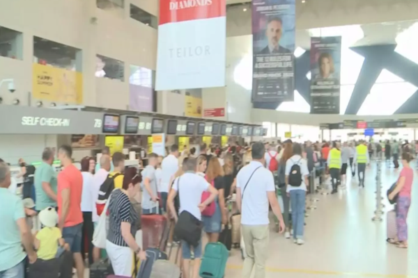 Scandal monstru pe Aeroportul Otopeni. Cum sunt umiliți românii după ce zborurile au fost anulate - VIDEO