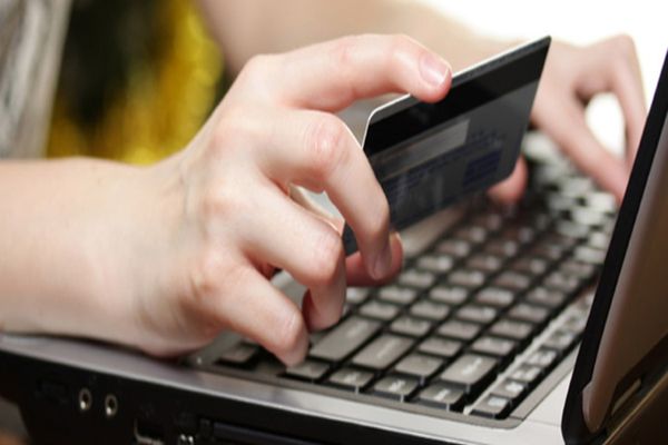 Reținută de polițiști pentru efectuarea de operațiuni financiare în mod fraudulos