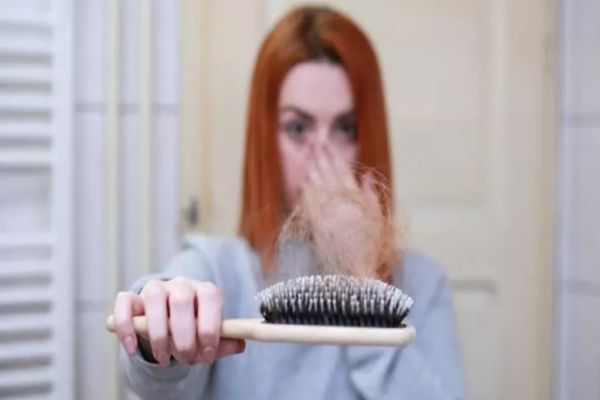 Privește-ți cu atenție părul! Dacă vezi unul din aceste semne, mergi de urgență la medic