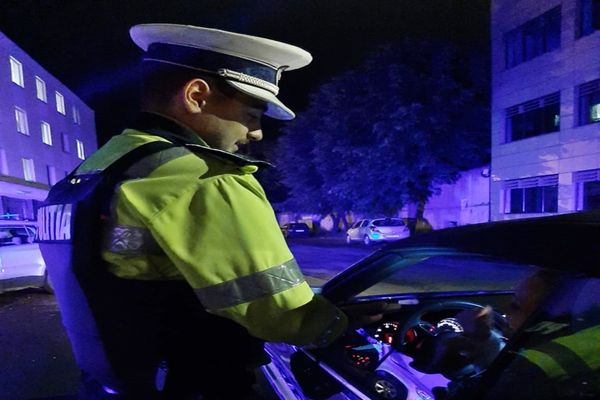 Dosare penale pentru doi bărbați opriți de polițiști în trafic