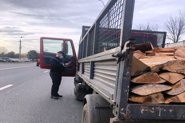 Două camioane cu lemne fără acte, descoperite de polițiști în trafic
