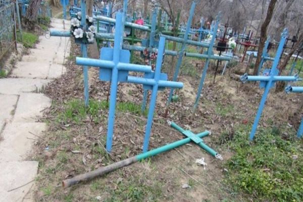 Și-a vărsat nervii pe crucile din cimitir! Bărbatul nu era la prima abatere
