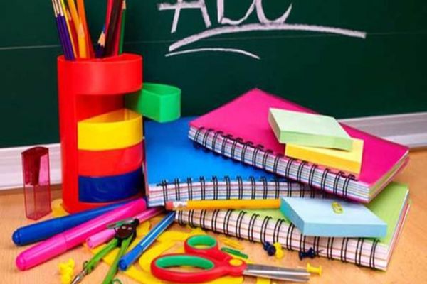 Cât costă coșul de rechizite anul acesta. Inflația a golit ghiozdanele copiilor în prag de an școlar