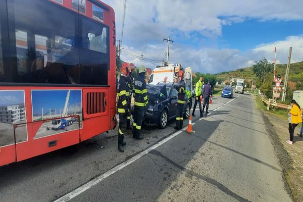 Impact între un autobuz și o mașină. Două victime
