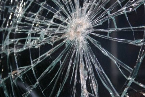 Ca să ajungă la fosta iubită a spart geamul ușii de la intrare