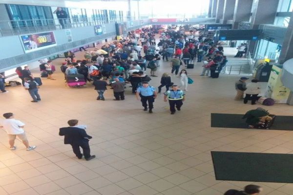 Dacă ajungeţi pe Aeroportul Henri Coandă aţi putea aștepta mai mult să vă recuperaţi bagajele