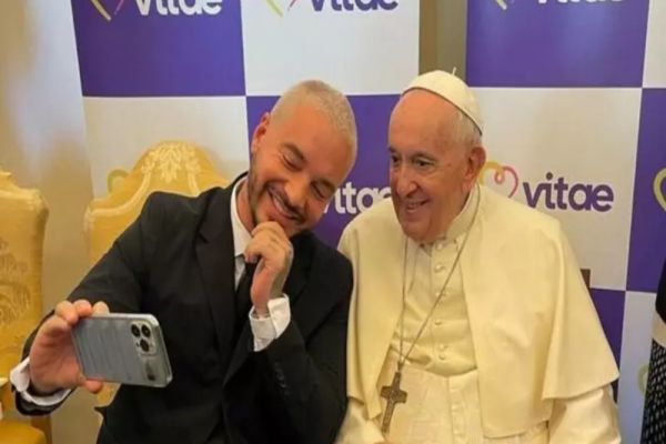 J Balvin și-a făcut un selfie cu Papa Francisc, în Vatican: „Gașca latino” | FOTO