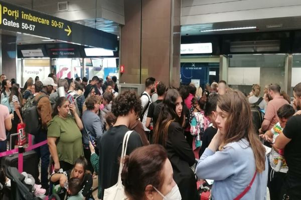 MAE anunță că peste 620 de români afectați de anularea zborurilor Blue Air au solicitat sprijin să revină în țară