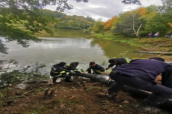 Pompierii continuă să scoată apa din lacul de acumulare: nivelul a scăzut cu 80 de cm