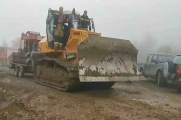 Mobilizare la Roșia Montană. Pompierii scot apa din lacul de acumulare: nivelul a scăzut cu 40 de cm - VIDEO