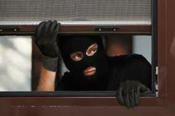 Un hoț din Alba a locuit două zile în casa din care a furat! A fost prins chiar de proprietar