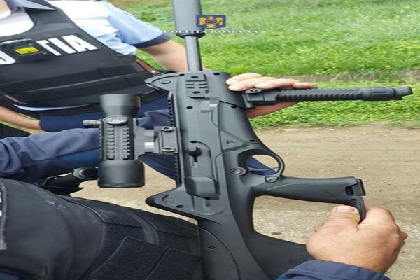 Arme neletale, deținute ilegal, descoperite în urma unor percheziții