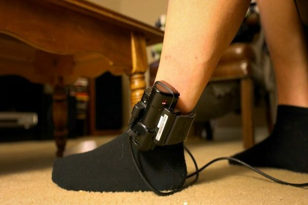 Poliția anunță montarea primei brățări electronice de supraveghere asupra unui bărbat acuzat că și-a bătut iubita