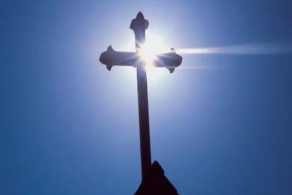 Un bărbat a căzut de pe cupola unei biserici din Alba