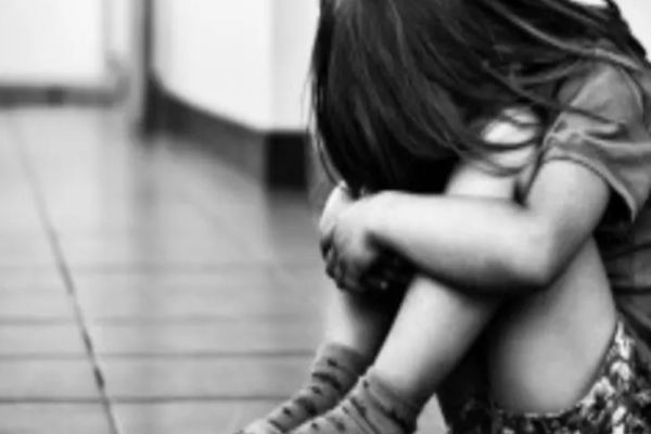 O fetiță de 9 ani a fost violată în repetate rânduri de iubitul mamei și de un prieten al acestuia Martoră la unele dintre abuzuri chiar mama fetei