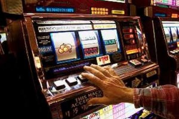 Este OFICIAL! A fost aprobată legea care prevede liste cu jucătorii la „păcănele”