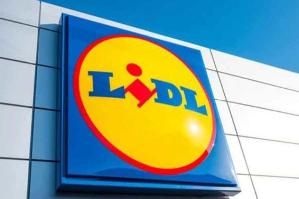 Alertă alimentară. BUCĂȚI DE PLASTIC într-unul din cele mai vândute alimente de la Lidl