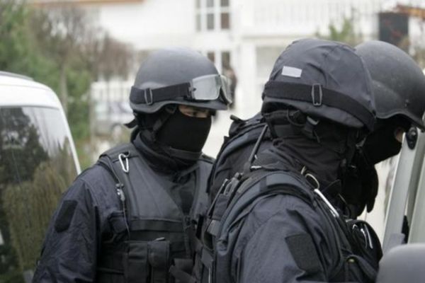 Percheziții la o bandă de hoți de țigări