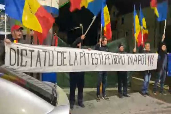 Protestele continuă în benzinăriile austriece din România - Pompe blocate, zeci de oameni revoltați, boicot masiv