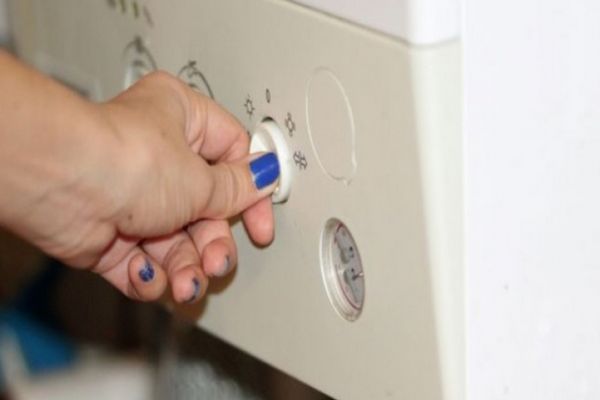 O nouă taxă pentru români, decisă la vârful Europei - Bani mai mulți pe centrala de apartament și pe carburanți