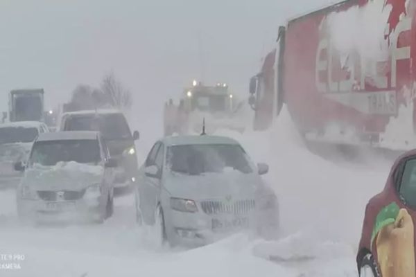 Ce trebuie să faci dacă rămâi blocat cu mașina pe câmp, în plină iarnă