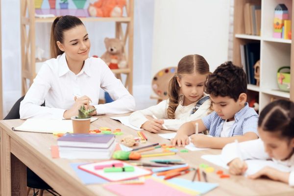 Modificare majoră în educație. Absolvenții liceelor pedagogice vor mai putea preda doar în grădinițe și creșe 