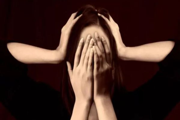 Cele 6 semne ale unui stres uriaș - Cum scapi de atacurile de panică și insomnie