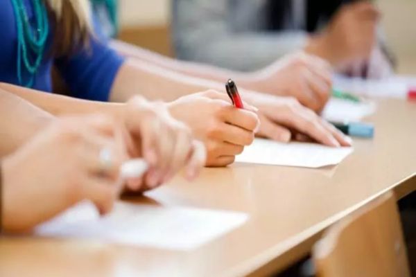 Alertă națională din cauza gripei - Peste trei milioane de elevi revin la școală cu măștile pe față