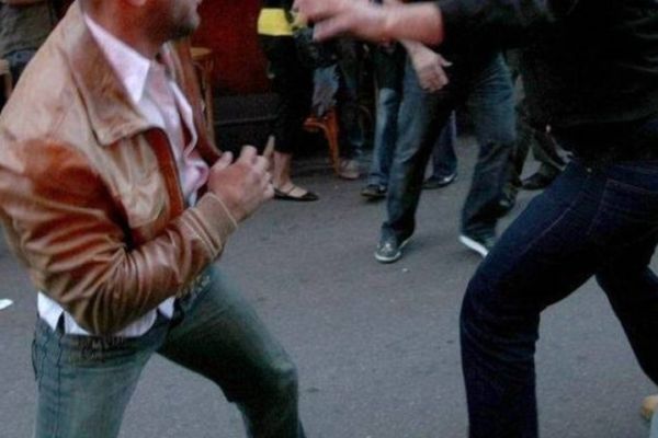 Doi tineri violenți au ajuns după gratii