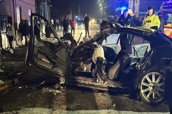 Ce a rămas dintr-un BMW care a zburat, la propriu, în acoperișul unei case. Accident cumplit, în jud. Alba - VIDEO