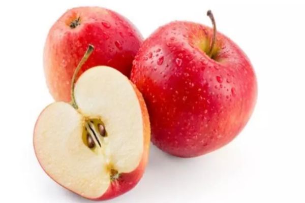 Ce pățești dacă mănânci merele cu tot cu sâmburi? Otrava despre care puțini medici vorbesc