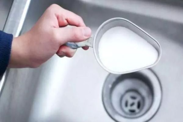 Toarnă o jumătate de cană de sare în scurgerea de la chiuvetă. Trucul care te scapă definitiv de instalatori