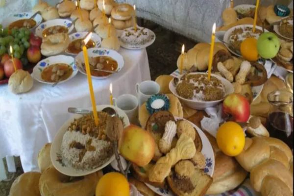 Moșii de iarnă 2023. Ce se dă neapărat de pomană în Sâmbăta morților