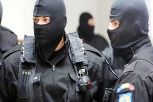 Percheziții în ALBA la traficanții de migranți