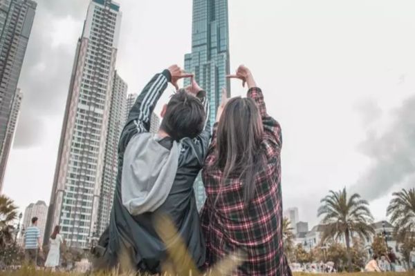 Un cuplu a călătorit 5 ani fără să plătească nimic la cazare. Care sunt trucurile folosite de cei doi