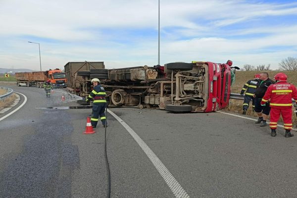 TIR încărcat cu fier vechi, răsturnat la ieșirea Alba Sud