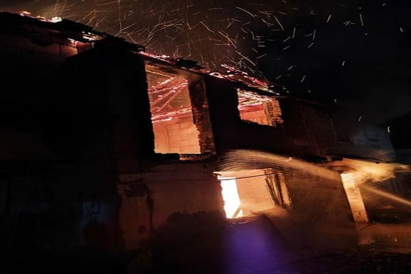 Moarte cruntă pentru un bărbat imobilizat la pat! Și-a găsit sfârșitul în flăcările care i-au cuprins locuința