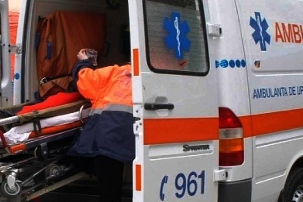 Pieton neatent, acroșat de mașină! Femeia a ajuns la spital