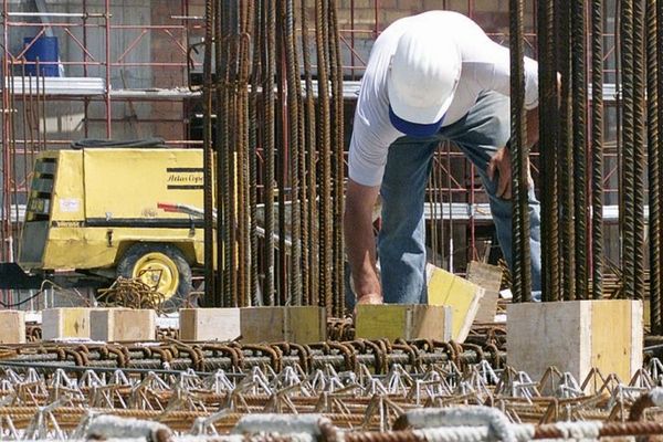 Angajații din construcții, protest în fața Guvernului