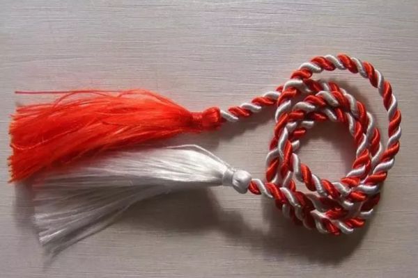 Motivul barbar pentru care se crede că mărțișoarele conțin culorile alb și roșu