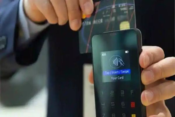 Doi bărbați au găsit un card și au început să facă cumpărături. Au fost prinși când ridicau o comandă